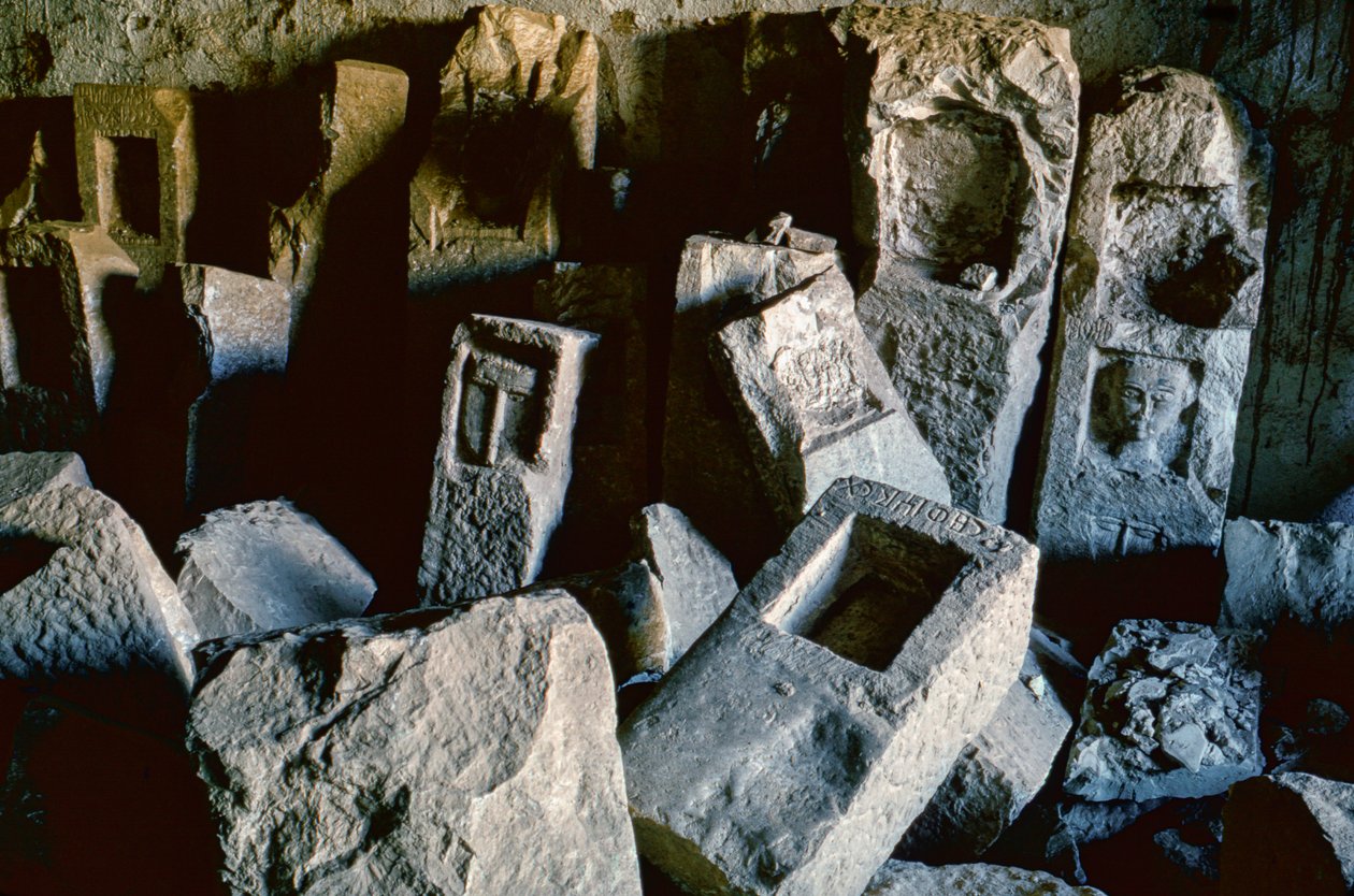 Mina de alabastro con piedras sin terminar, Yemen 1964. de Thomas J. Abercrombie