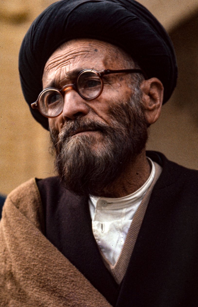 Clérigo chií iraní con gafas y turbante de Thomas J. Abercrombie