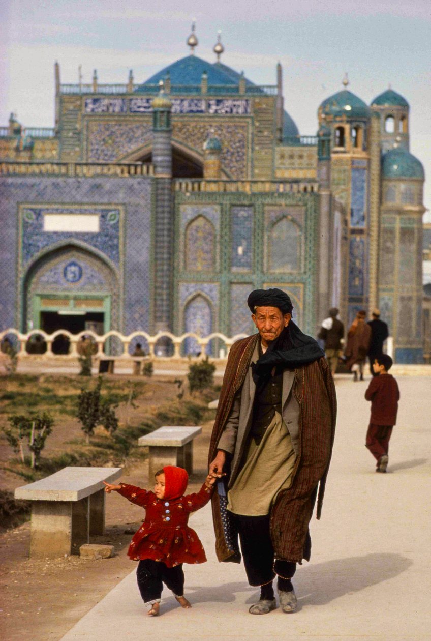 Visitantes de la mezquita y mausoleo de Mazar-i-Sharif, Masjid-e-Kabud alias Rawze-e-Sharif... de Thomas J. Abercrombie