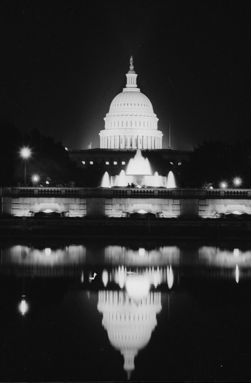 Fachada oeste del Capitolio de EE.UU. reflejada en el Reflecting Pool por la noche de Thomas J. O
