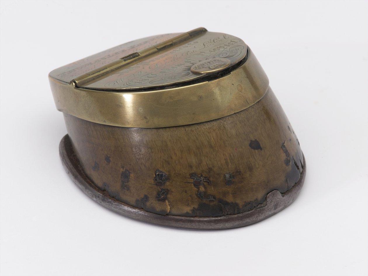 Tintero de casco de caballo perteneciente al Capitán William Tyrwhitt Drake, Guardias Reales de Caballería, c.1829 de Thomas Lee
