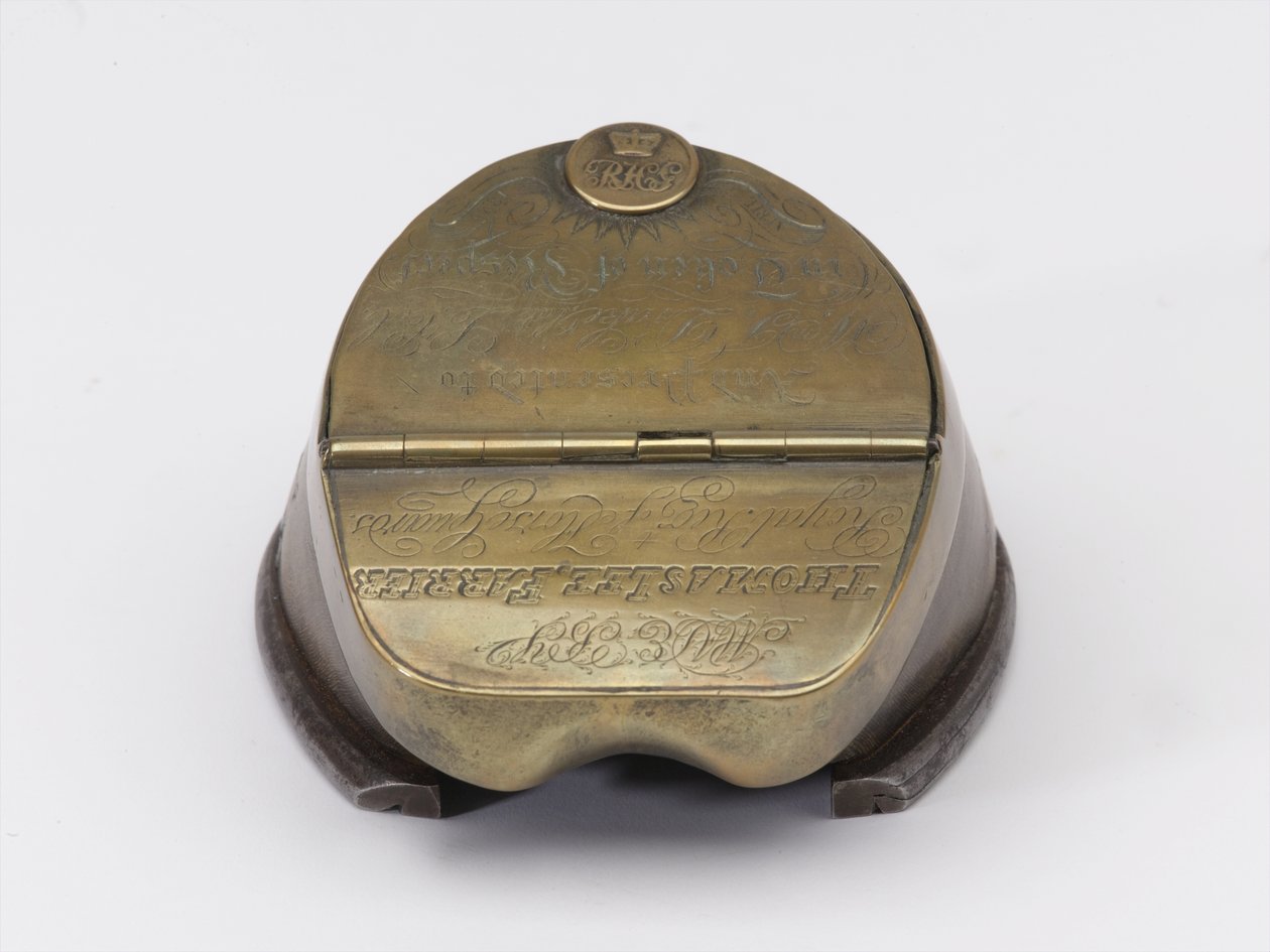Tintero de casco de caballo perteneciente al Capitán William Tyrwhitt Drake, Guardias Reales de Caballería, c.1829 de Thomas Lee