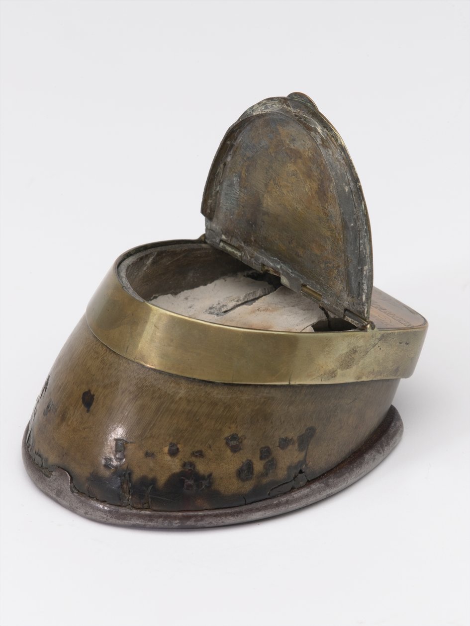 Tintero de casco de caballo perteneciente al Capitán William Tyrwhitt Drake, Royal Horse Guards, c.1829 de Thomas Lee