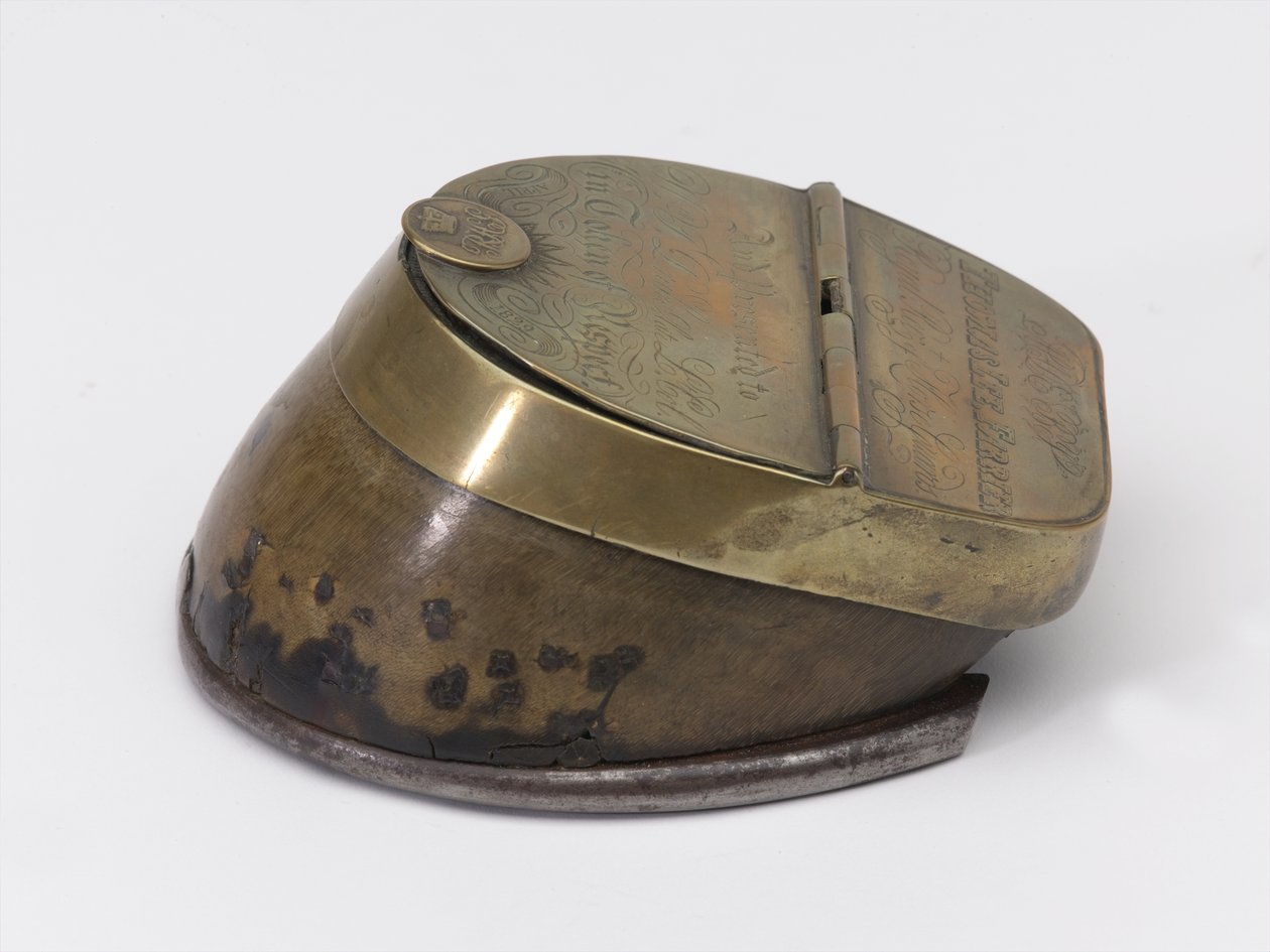 Tintero de casco de caballo perteneciente al Capitán William Tyrwhitt Drake, Royal Horse Guards, c.1829 de Thomas Lee