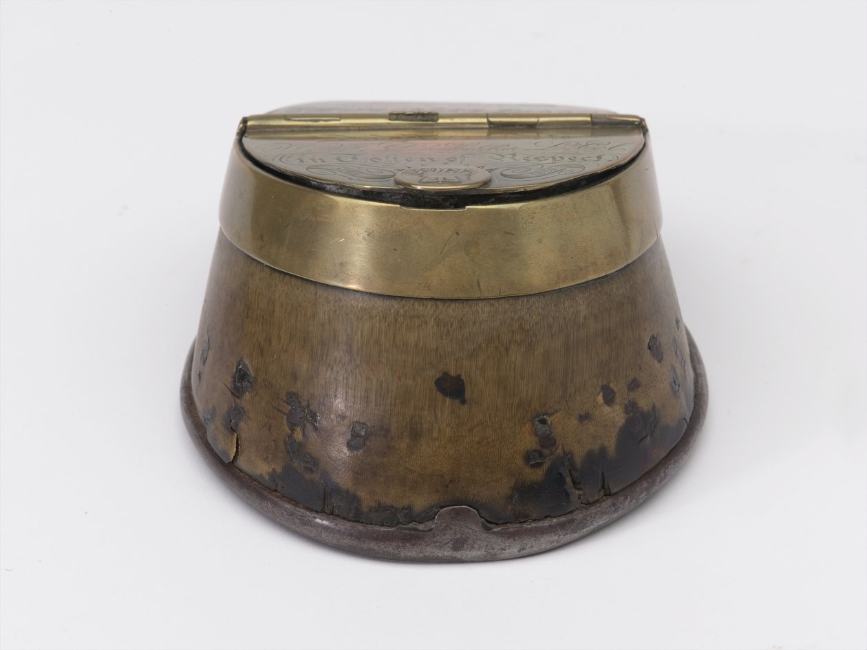 Tintero de casco de caballo perteneciente al Capitán William Tyrwhitt Drake, Guardias Reales a Caballo, c.1829 de Thomas Lee