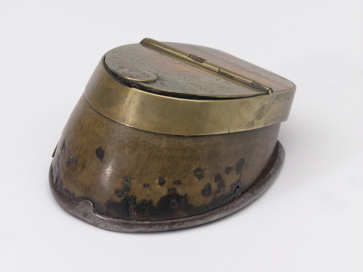 Tintero de casco de caballo perteneciente al Capitán William Tyrwhitt Drake, Guardias Reales a Caballo, c.1829 de Thomas Lee