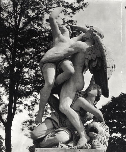 Saturno raptando a Cibeles, alegoría de la Tierra, c.1675-80, fotografiado en el Jardín de las Tullerías, París, por Adolphe Giraudon (1849-1929) de Thomas Regnaudin