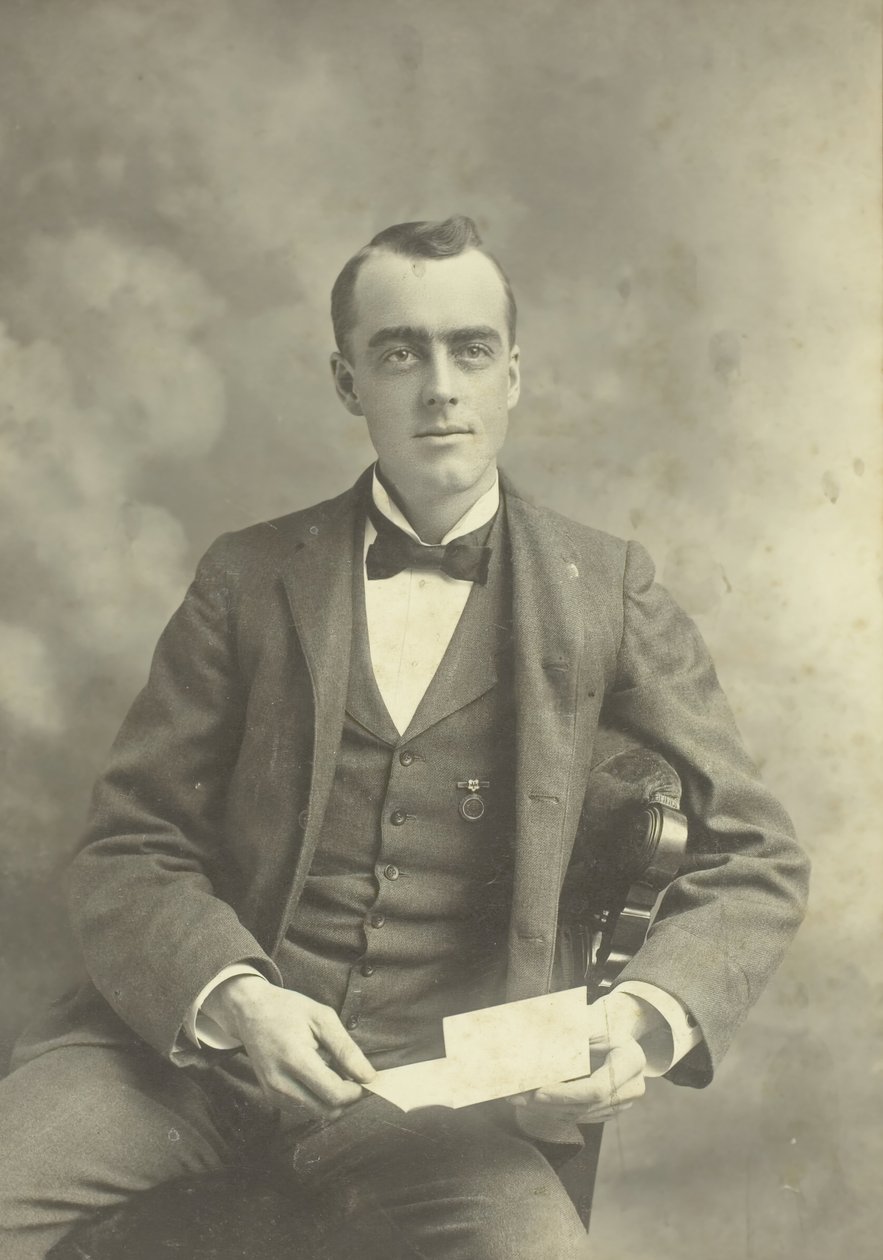 Retrato sin título de hombre sentado de Thompson Studio
