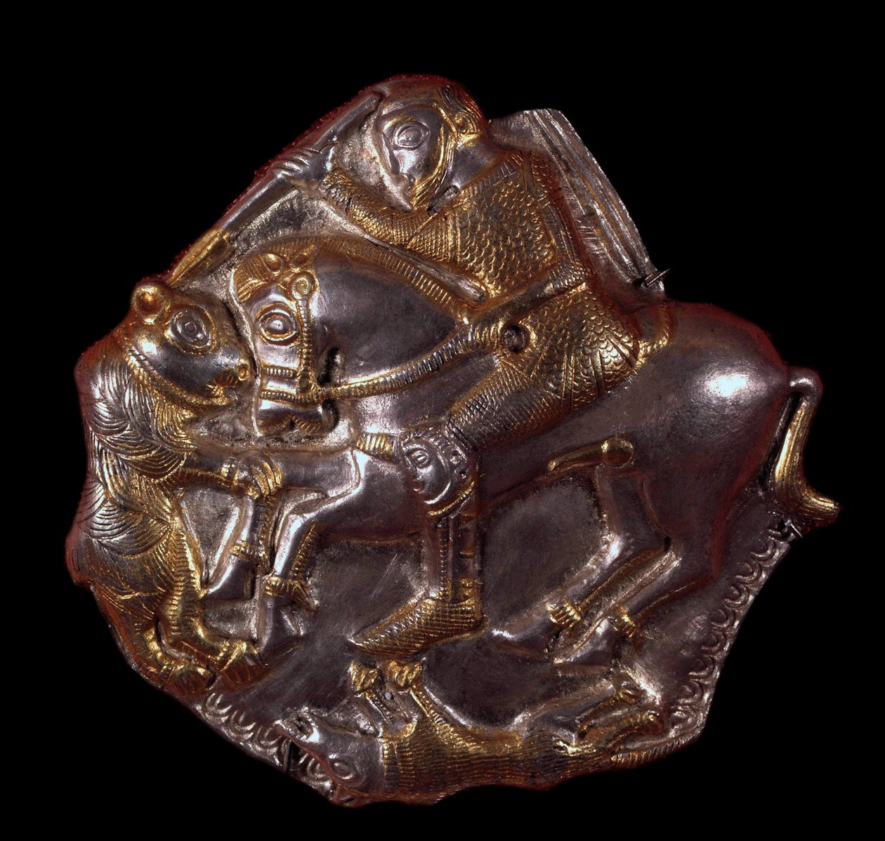 Civilización tracia: candelabro de oro y plata representando a un jinete atacado por un oso de Thracian Thracian