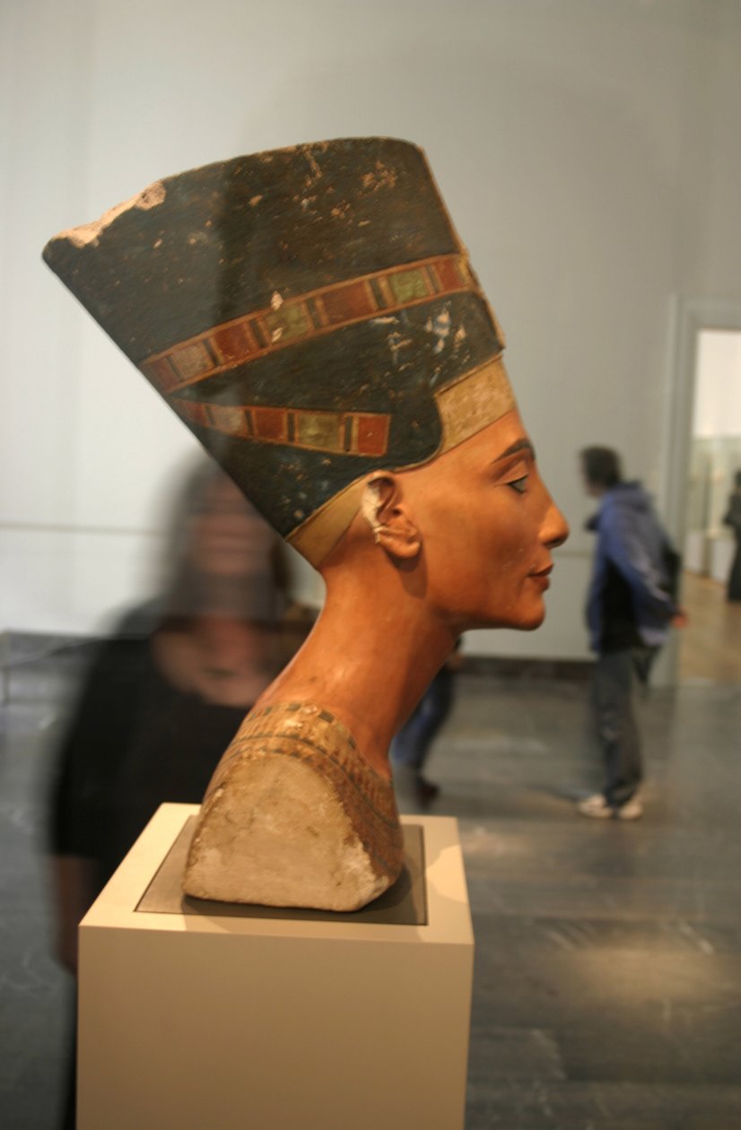 Busto de Nefertiti (c1370- c1330 a.C.) Gran Esposa Real (consorte principal) del faraón egipcio Akenatón. Nefertiti y su esposo fueron conocidos por una revolución religiosa. Comenzaron a adorar a un solo dios, Atón, el disco solar. de Thutmose Thutmose