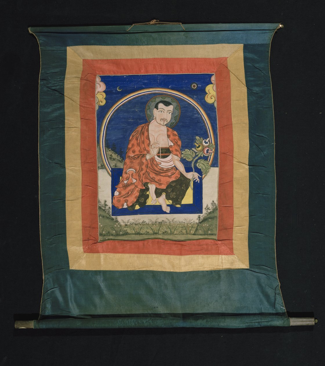 Pintura Thangka que representa a un Arhat con túnicas de monje sosteniendo cuentas de oración mala en su mano derecha y el tallo de una planta con hojas y tres flores en su mano izquierda, 1700-1825 de Tibetan School