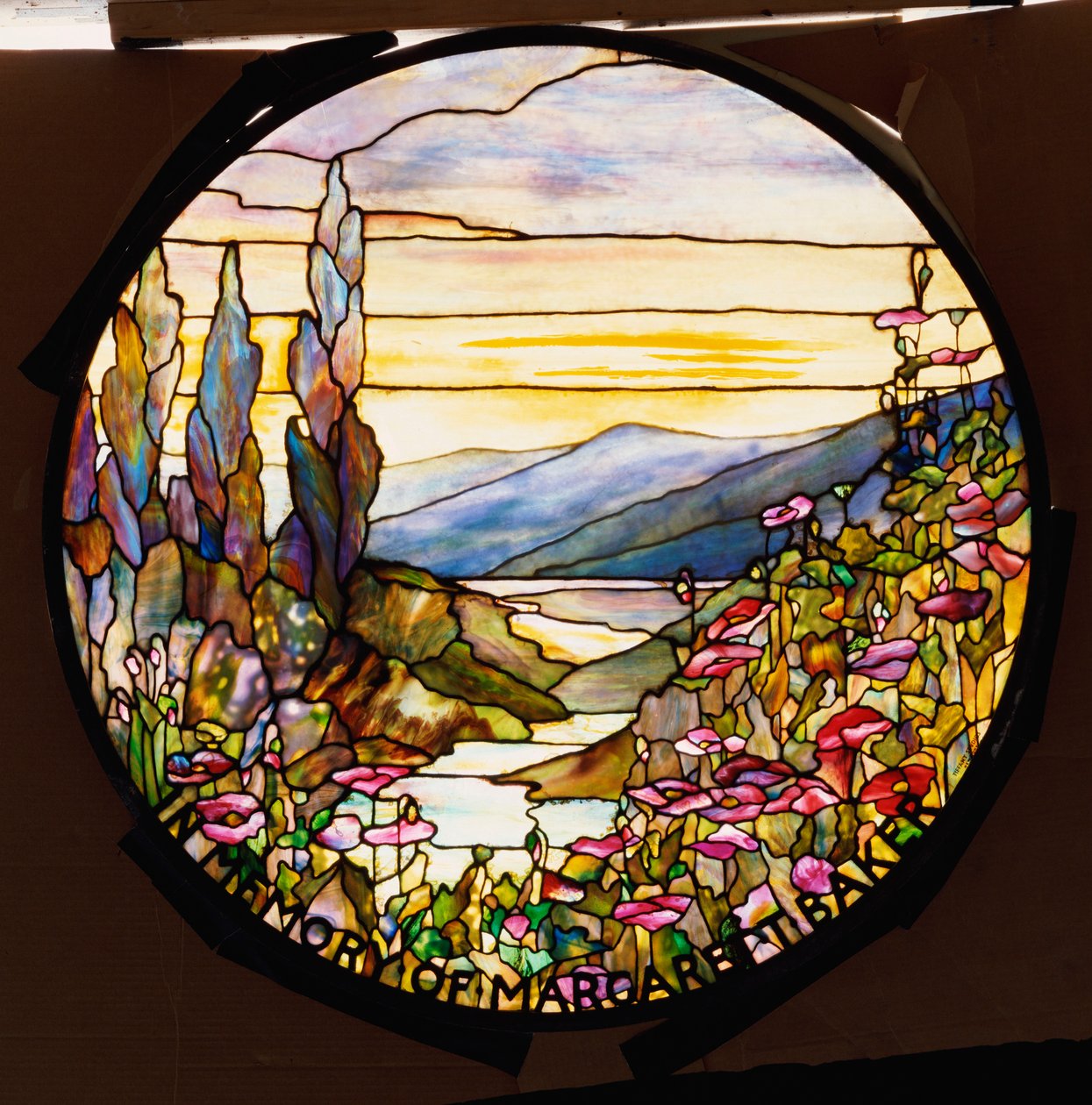 Ventana con puesta de sol y montañas, Tiffany Studios, c.1900 de Tiffany Studios