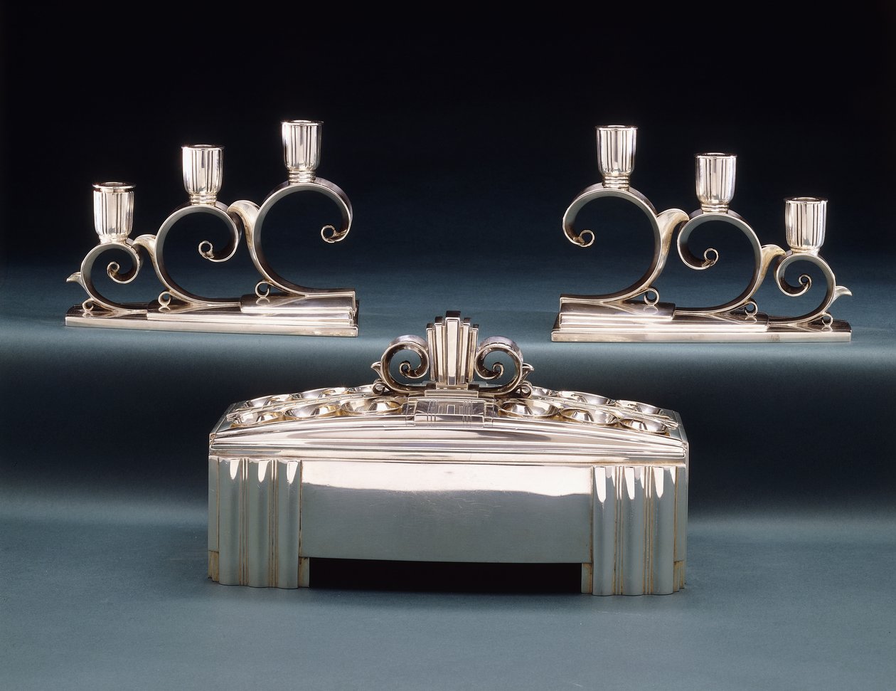 Centro de exposición de Tiffany & Co. y dos candelabros de tres luces, hechos para la Feria Mundial de 1939, c.1939 de Tiffany and Company