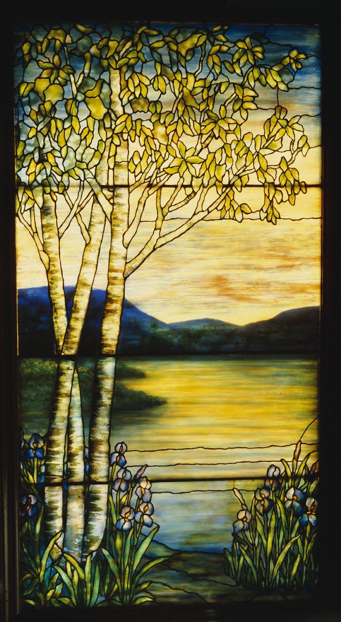 Ventana de paisaje de una vista distante a través del agua con abedules e iris en primer plano de Tiffany and Company