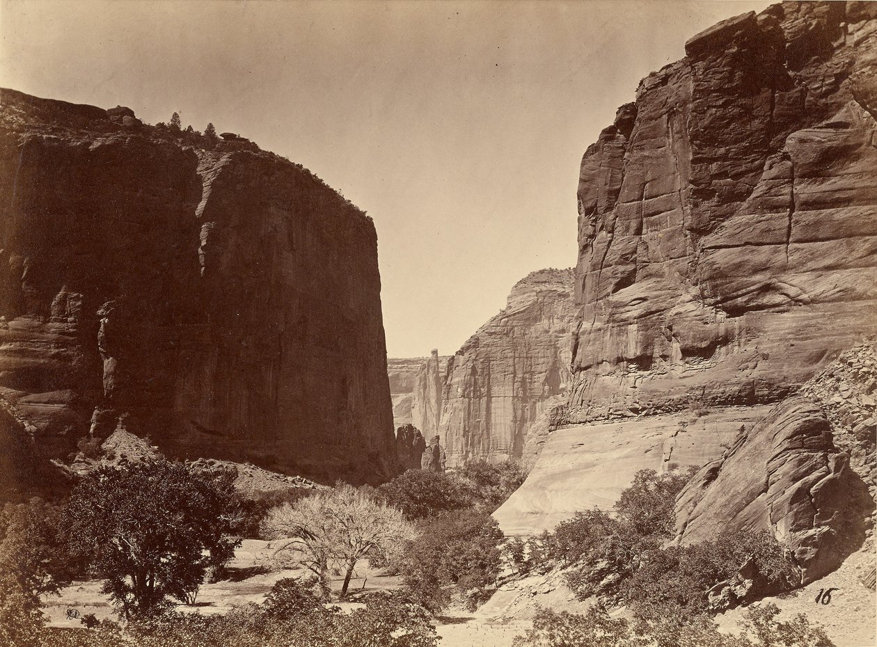 Entrada del Cañón de Chelle, vista desde arriba; paredes de unos 1.200 pies de altura de Timothy H. O