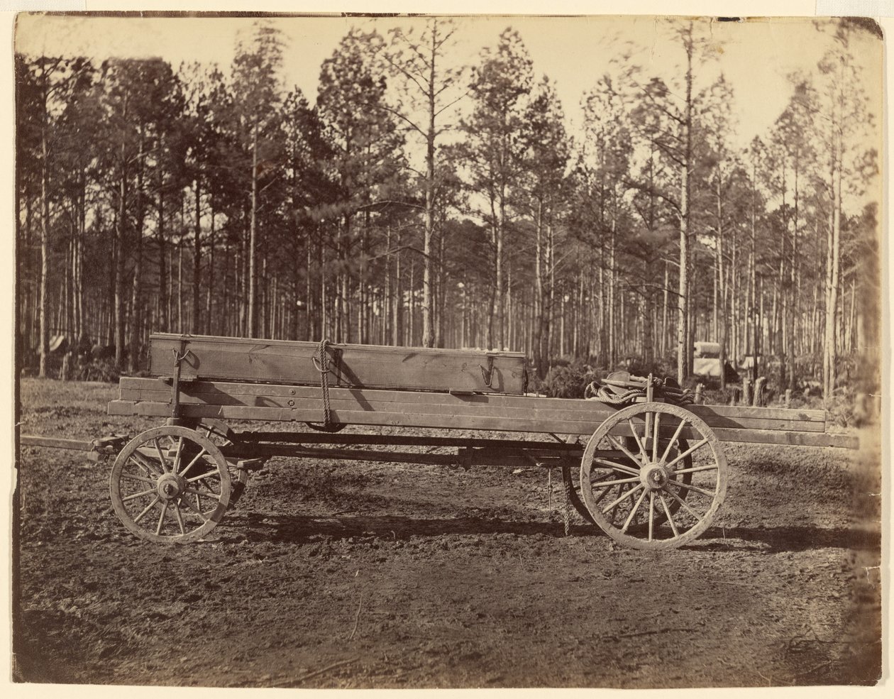 [Carro con caja oblonga que posiblemente transporta pistolas o rifles] de Timothy H. O