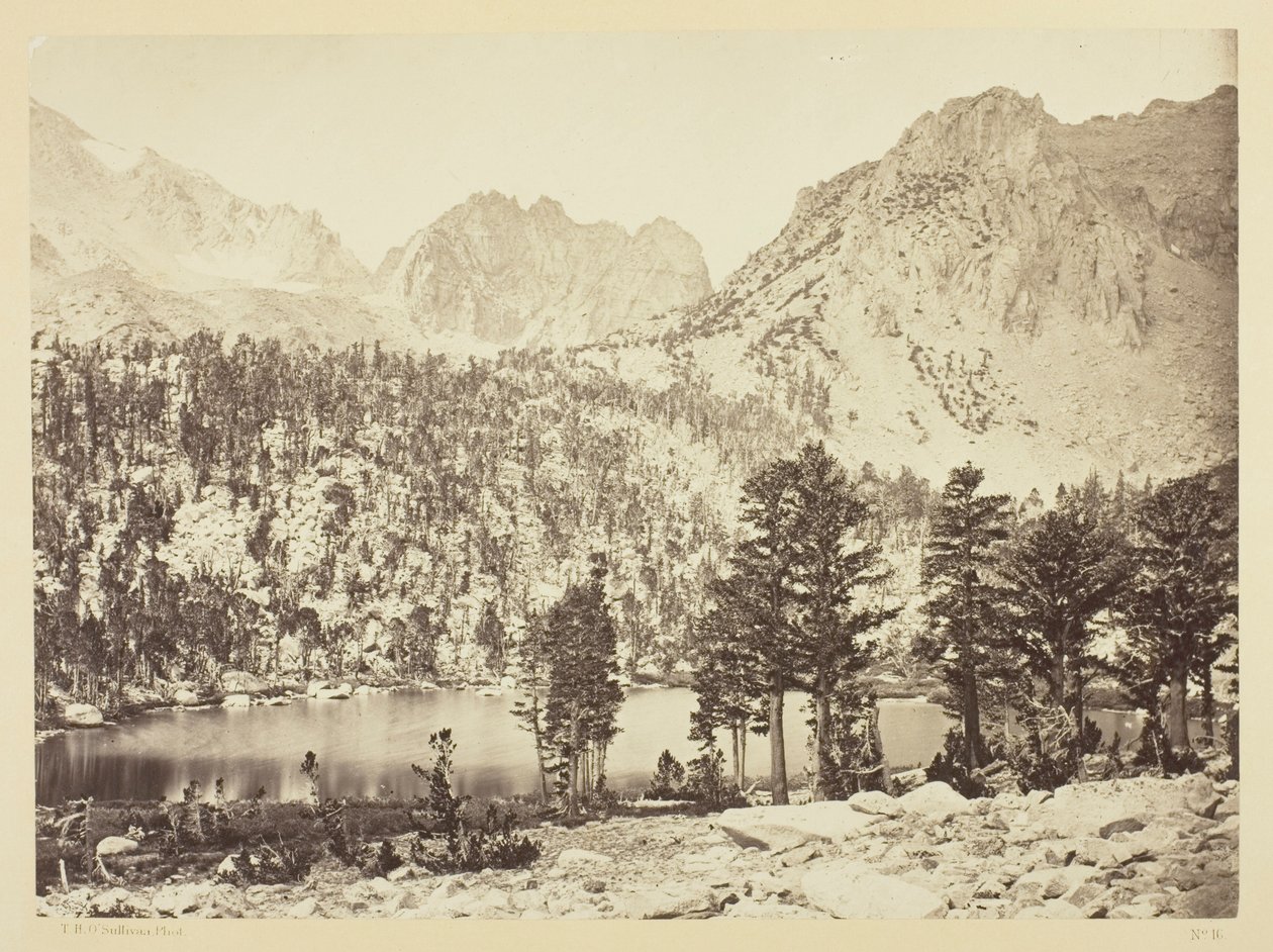 Lago alpino en Sierra Nevada, California de Timothy O