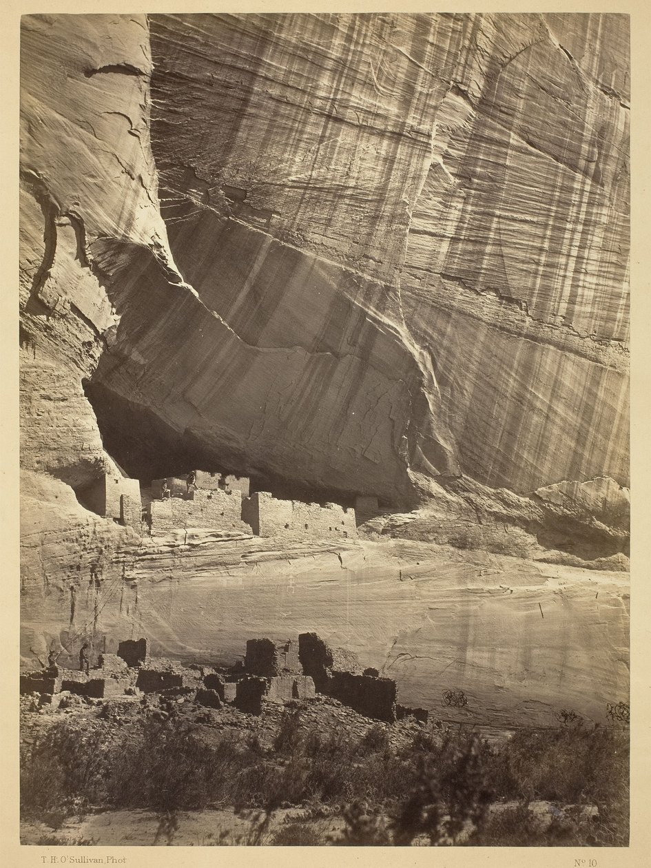 Ruinas antiguas en el Cañón de Chelle, N.M. En un nicho a 50 pies sobre el lecho actual del Cañón. de Timothy O