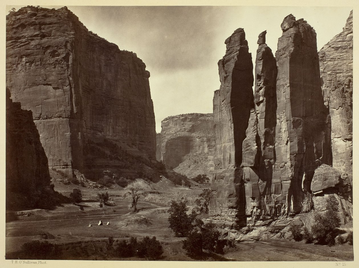 Cañón de Chelle, paredes del Gran Cañón, de unos 1200 pies de altura. de Timothy O
