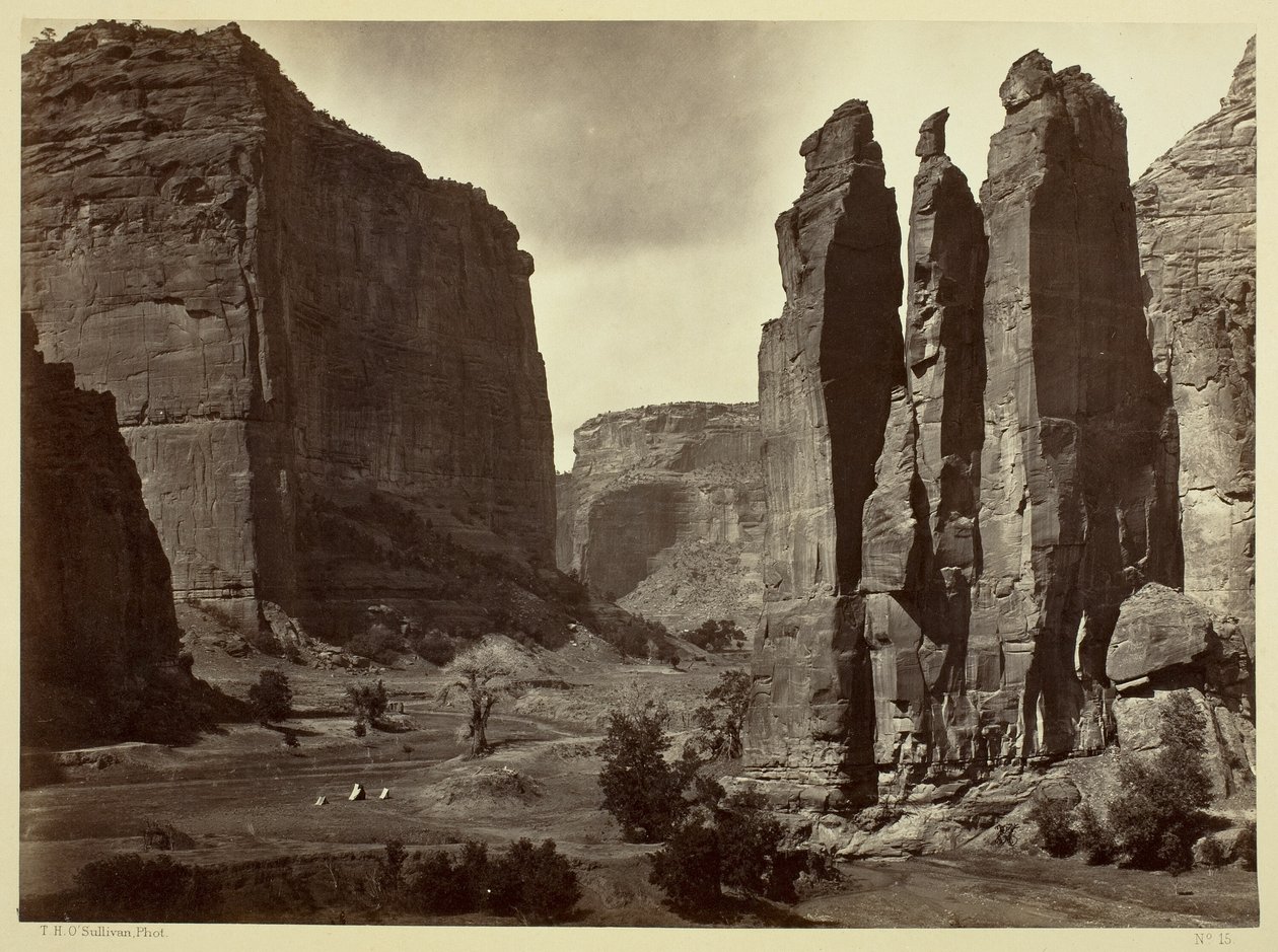 Cañón de Chelle, paredes del Gran Cañón, de unos 1200 pies de altura. de Timothy O