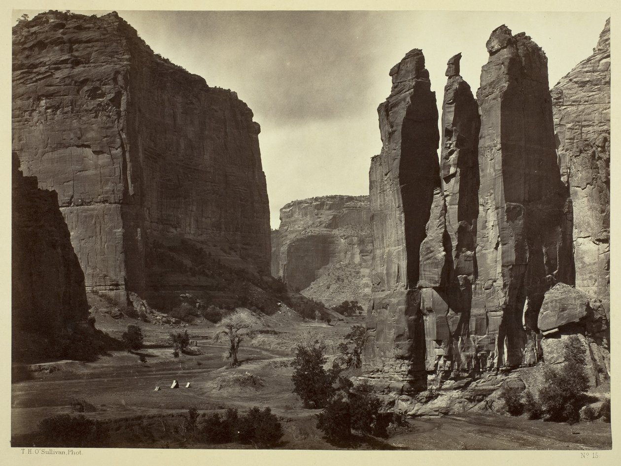 Cañón de Chelle, paredes del Gran Cañón, aproximadamente 1200 pies de altura, 1873 de Timothy OSullivan
