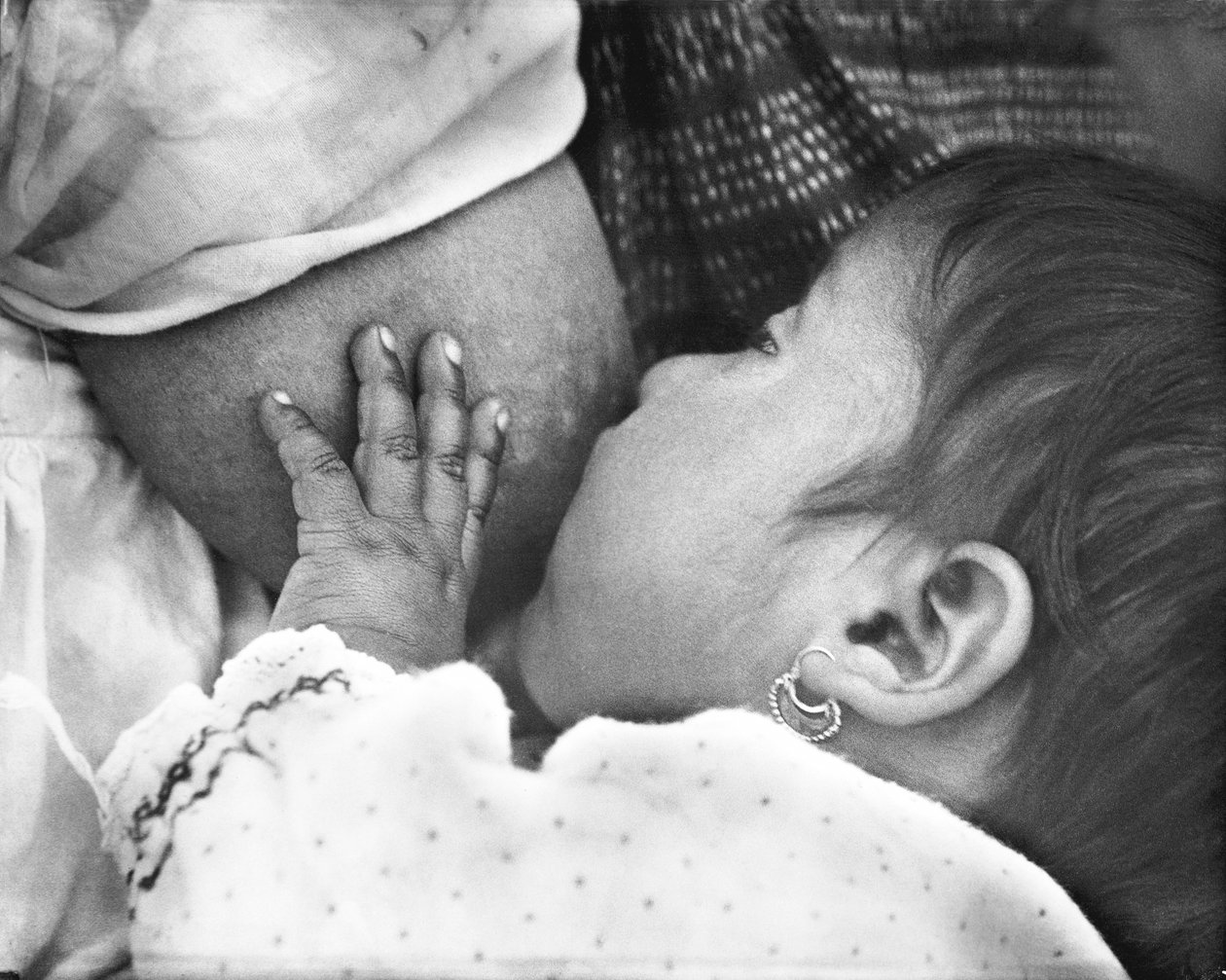 Bebé amamantando (Conchita con su madre Luz Jiménez), Ciudad de México, 1926 de Tina Modotti