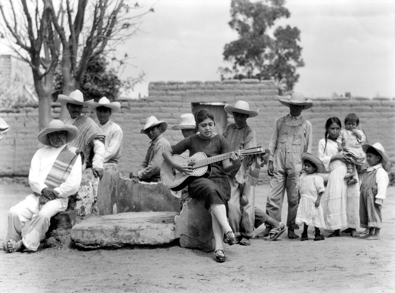 Concha Michel con campesinos, México, c.1927 de Tina Modotti