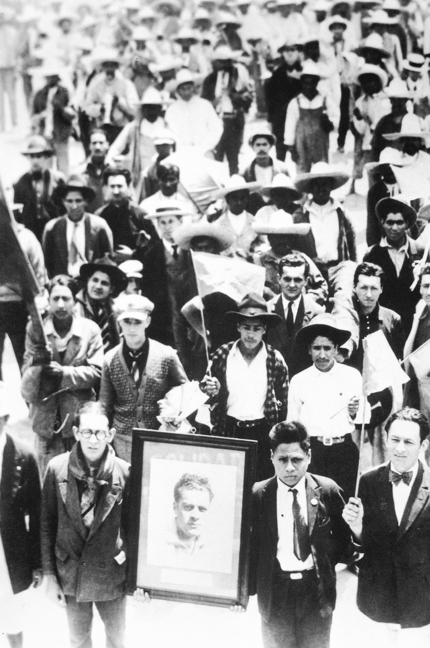 Manifestación de la Ayuda Roja Internacional, con una fotografía de Julio Antonio Mella, Tizayuca (Hidalgo), 4 de abril de 1929 de Tina Modotti