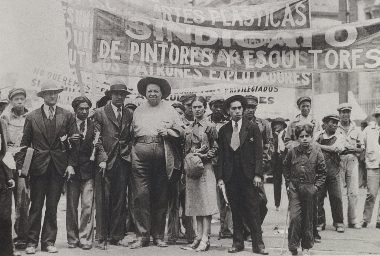 Diego Rivera y Frida Kahlo en el Desfile del Primero de Mayo, Ciudad de México, 1 de mayo de 1929 de Tina Modotti