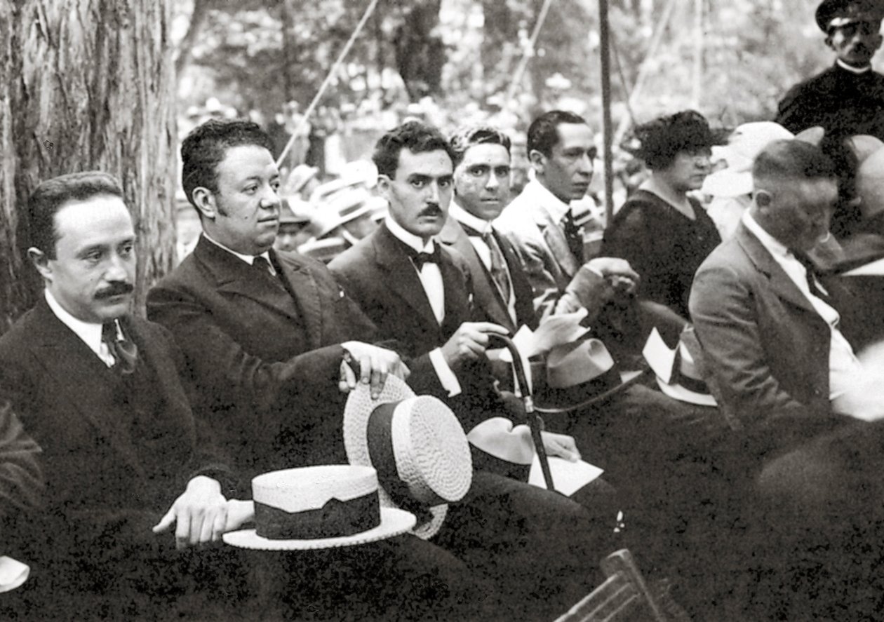 José Vasconcelos y Diego Rivera durante un evento al aire libre en el Parque Chapultepec, Ciudad de México, 1921 de Tina Modotti