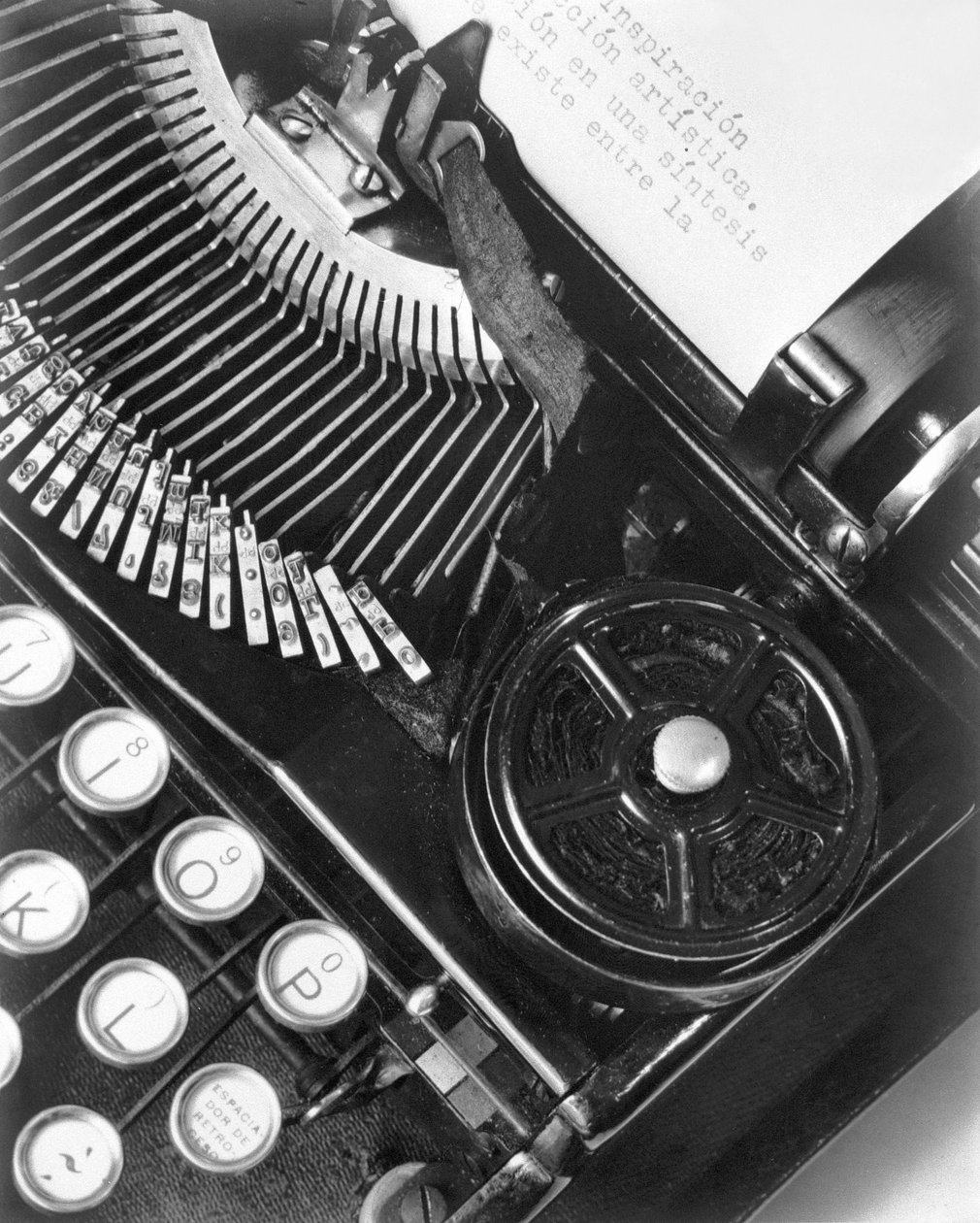 La Técnica - la máquina de escribir de Julio Antonio Mella, Ciudad de México, 1928 de Tina Modotti