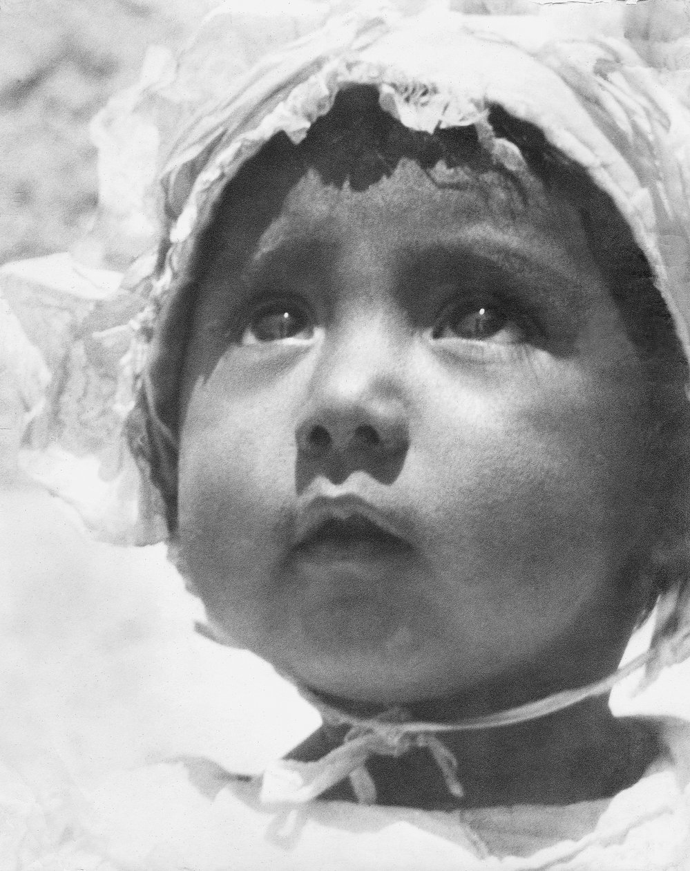 Lupe Rivera Marín, primera hija de Diego Rivera y Lupe Marín, Ciudad de México, 1924 de Tina Modotti