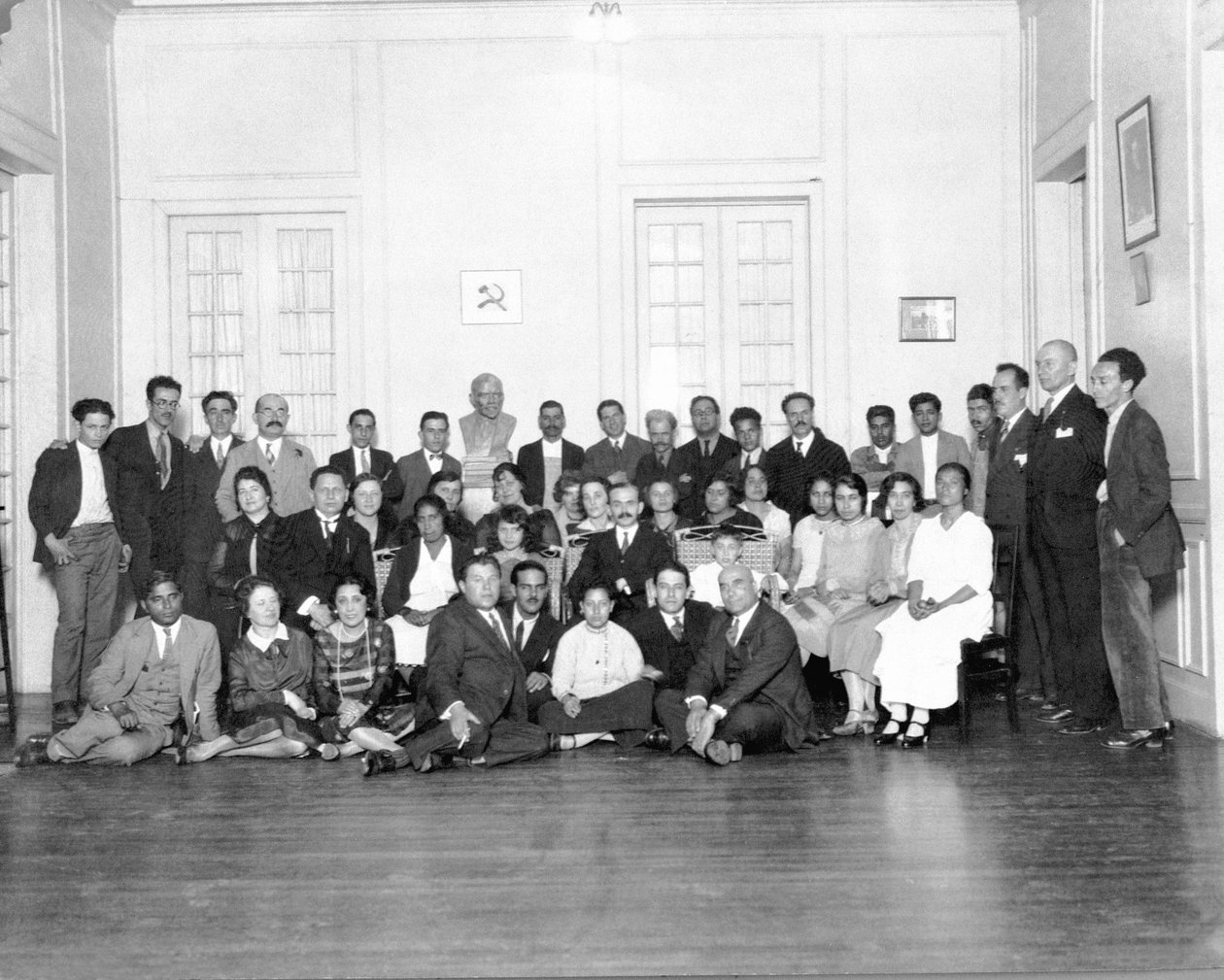 Recepción en la Embajada de la Unión Soviética, Ciudad de México, 1926 de Tina Modotti