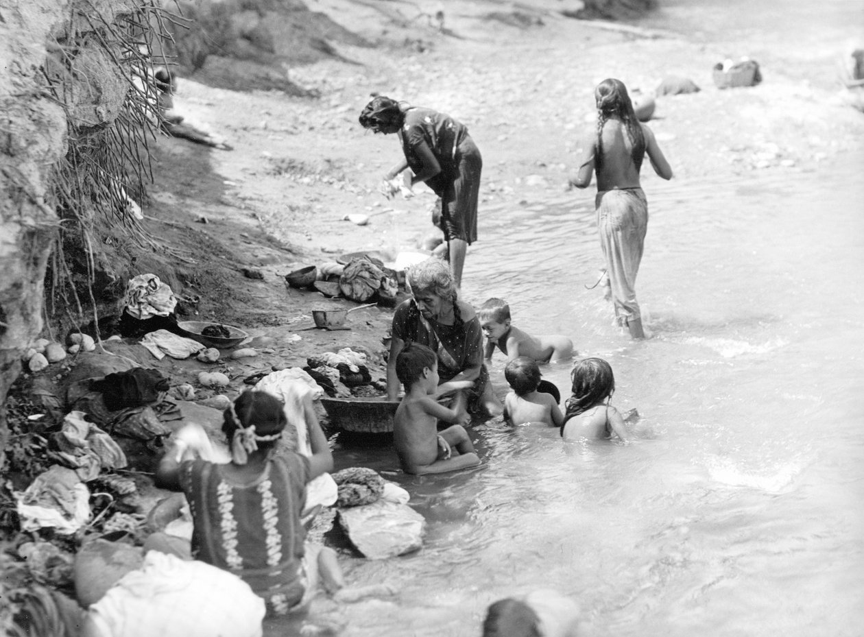 Lavando en el río cerca de Tehuantepec, México, 1929 de Tina Modotti