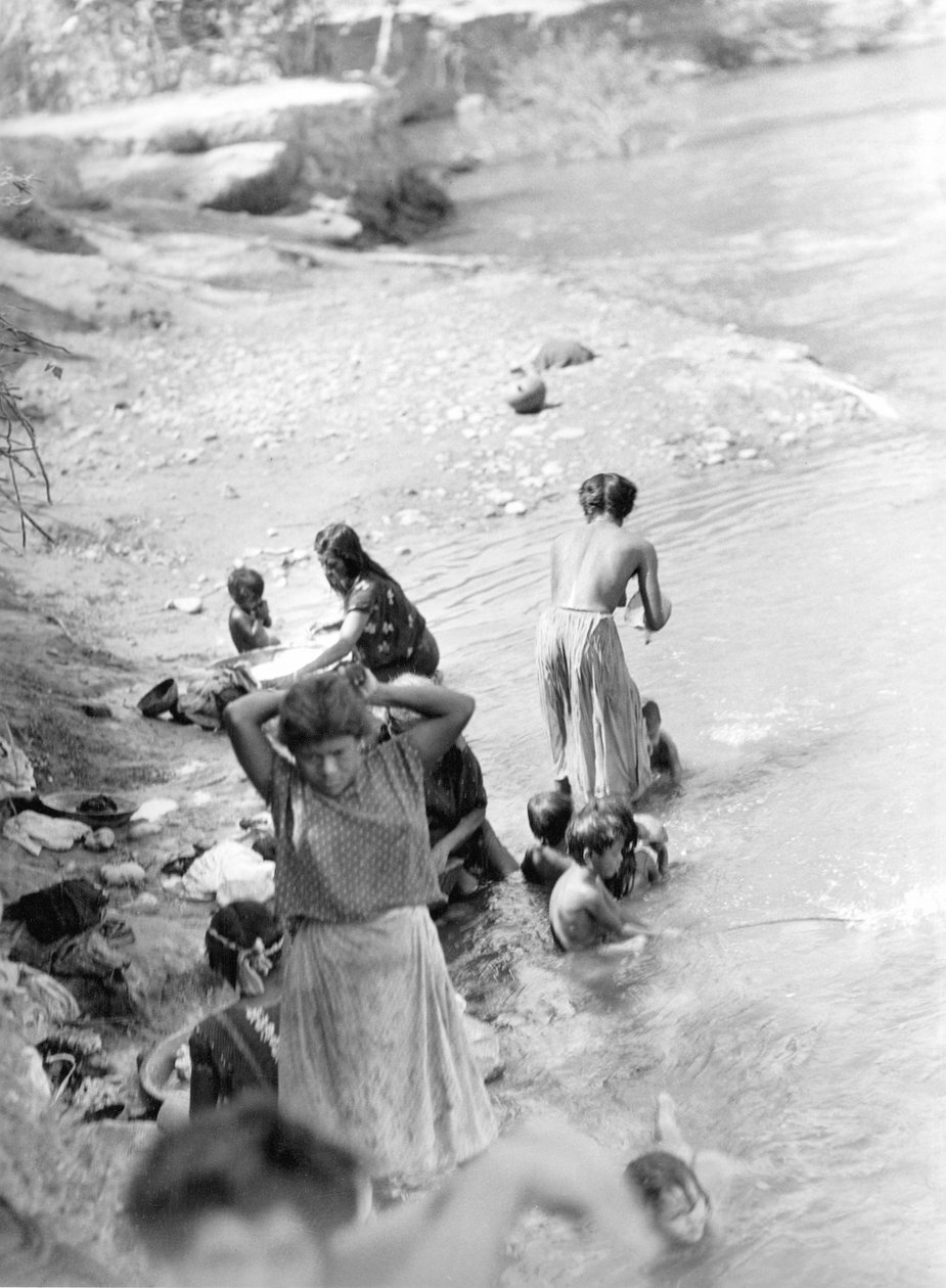 Lavando en el Río cerca de Tehuantepec, México, 1929 de Tina Modotti