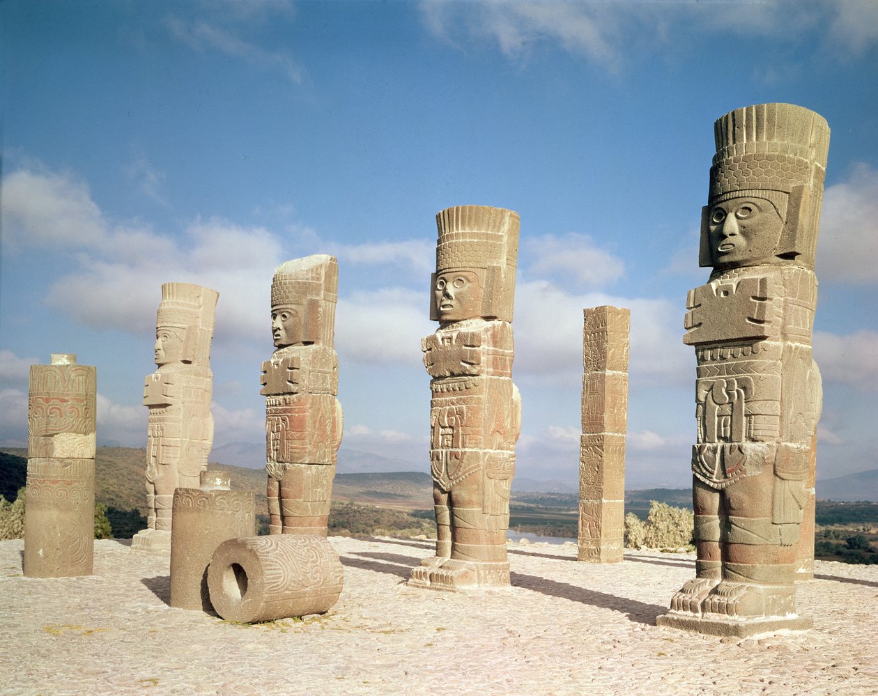 Las columnas atlantes en la cima de la Pirámide B, precolombinas de Toltec