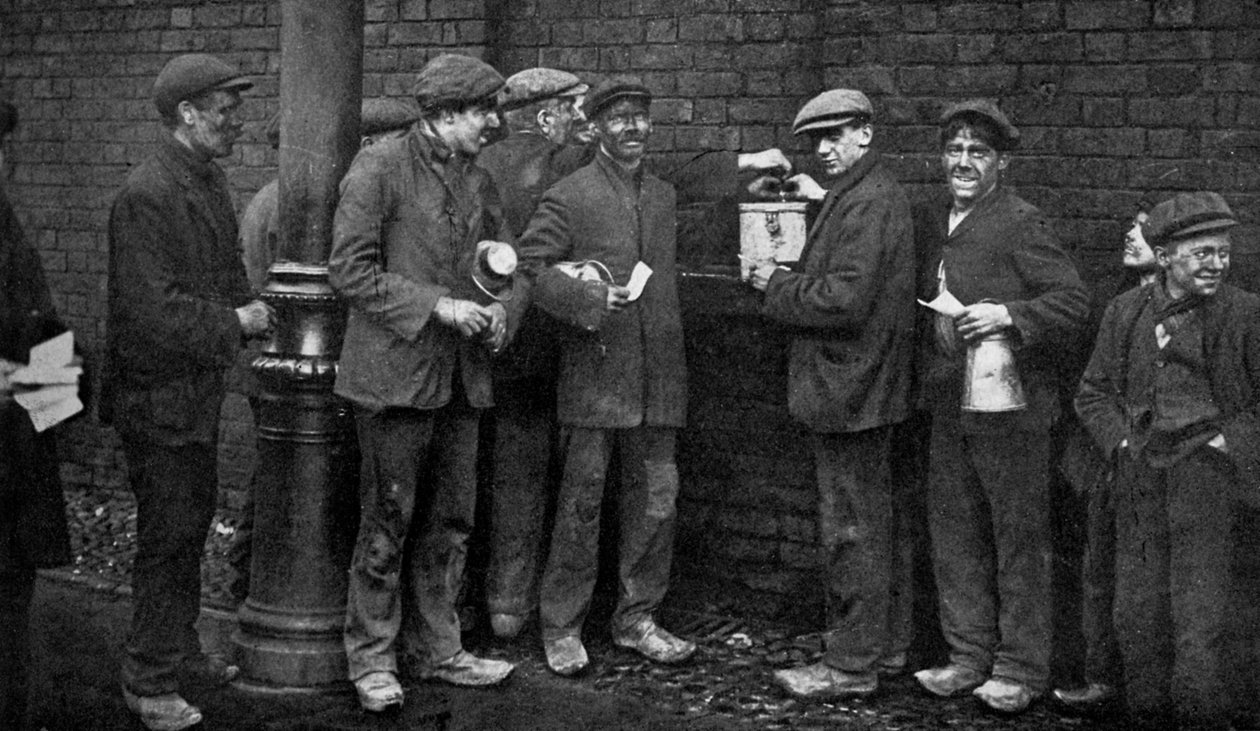 Votación para la huelga del carbón, Wheatsheaf Colliery, Pendlebury, enero de 1912, c. 1920 de Topical Press Agency