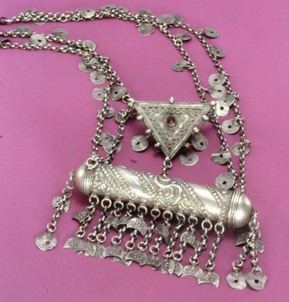 Collar y estuche de amuleto (plata) de Turkish School