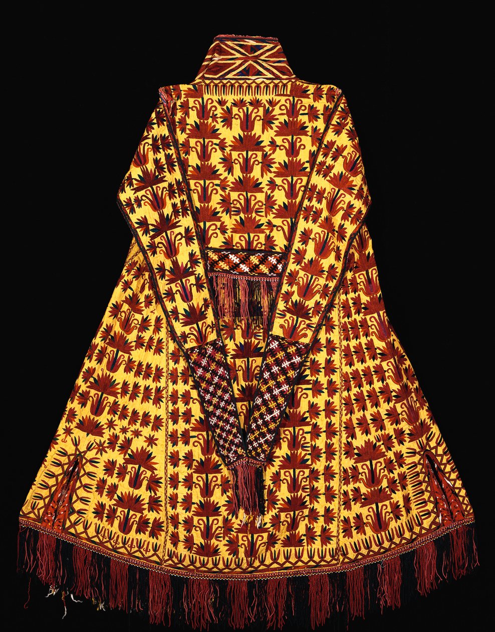 Una túnica ceremonial de mujer casada de seda amarilla con columnas de tulipanes y claveles estilizados de Turkish School