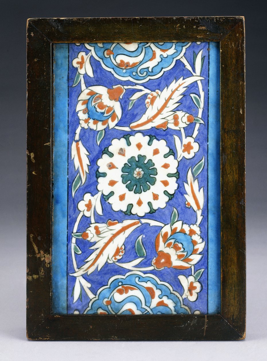 Un azulejo de borde de Iznik, con una flor central entre palmeta enrollada y vid frondosa, c.1570 de Turkish School