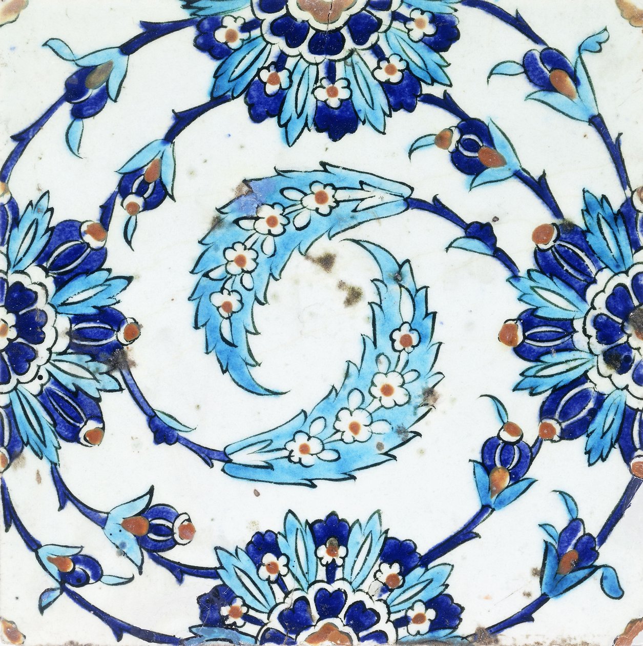 Un azulejo de cerámica de Iznik, con un motivo floral en espiral, principios del siglo XVII de Turkish School