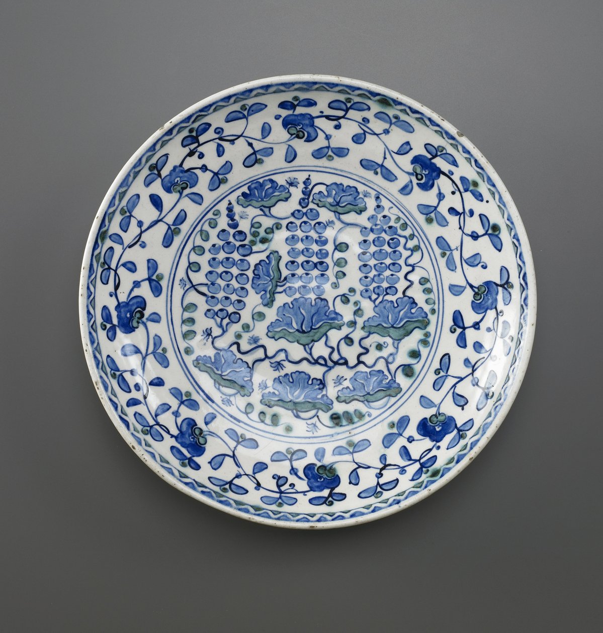 Plato con diseño de uvas, Iznik, dinastía Otomana de Turkish School