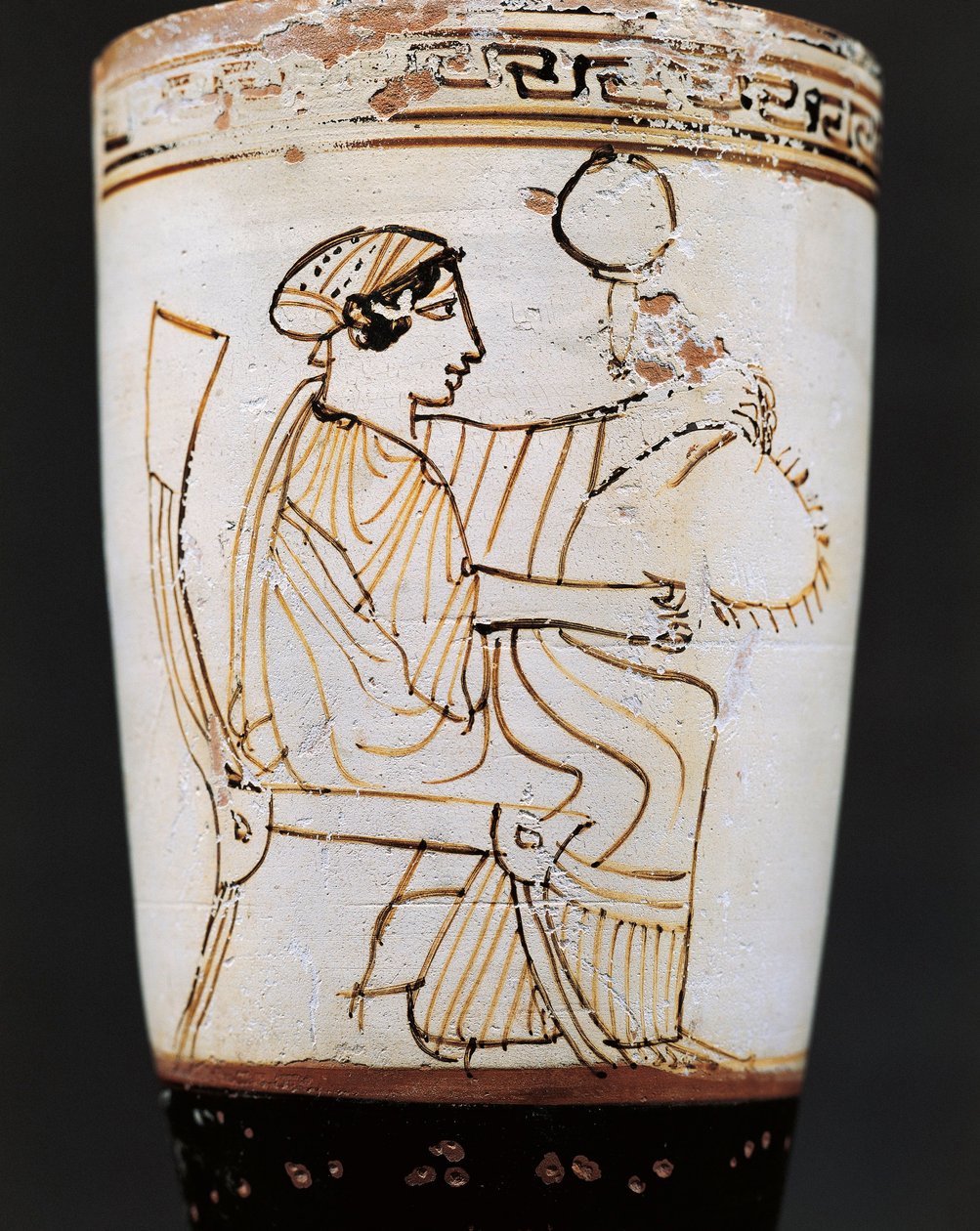 Lekythos, frasco de aceite atribuido al Pintor Tymbos que representa a una mujer tejiendo una corona, siglo V a.C. de Tymbos Painter (attr. to)