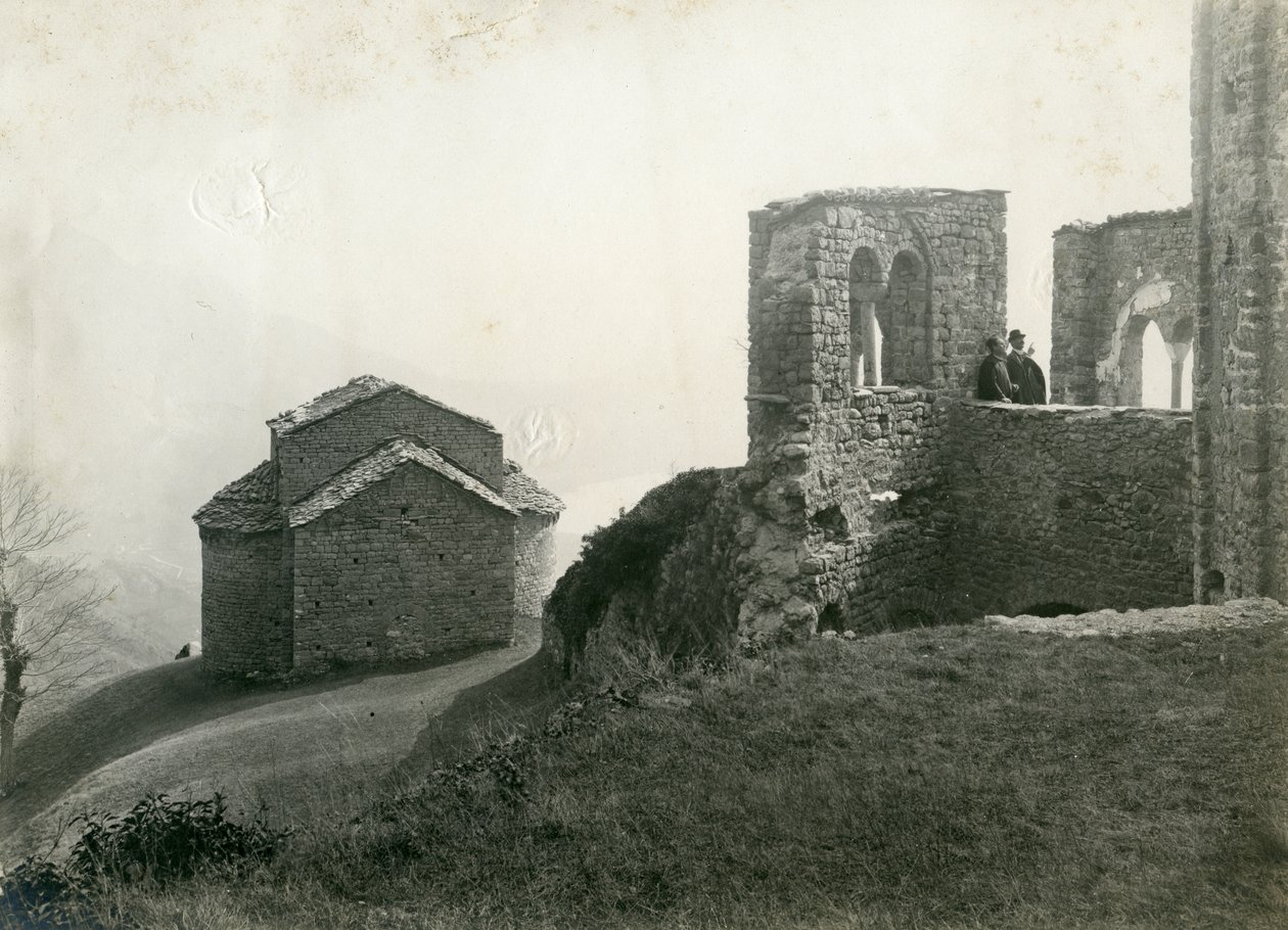 Abadía de San Pietro al Monte, Civate, Lombardía, Italia, fotografía de Ugo Monneret de Villard, hacia 1910. de Ugo Monneret de Villard