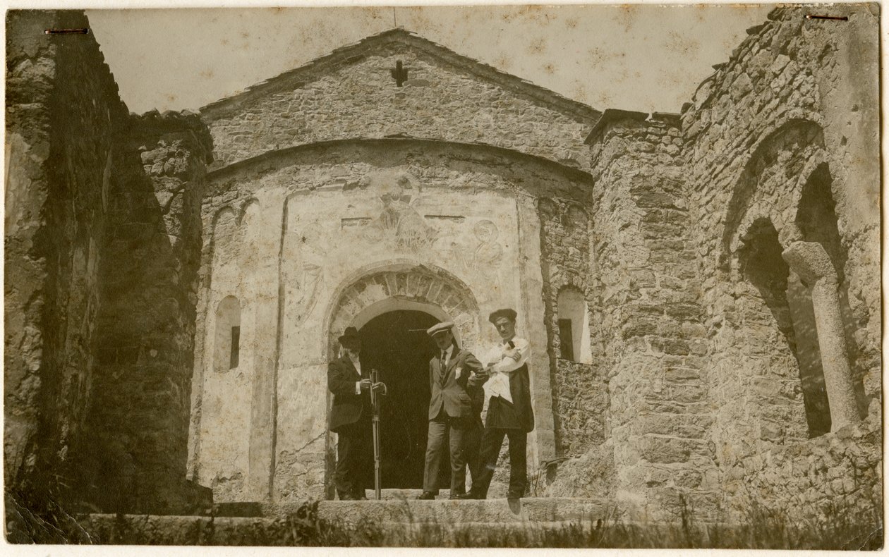 Abadía de San Pietro al Monte, Civate, Lombardía, Italia, fotografía de Ugo Monneret de Villard, hacia 1910. de Ugo Monneret de Villard