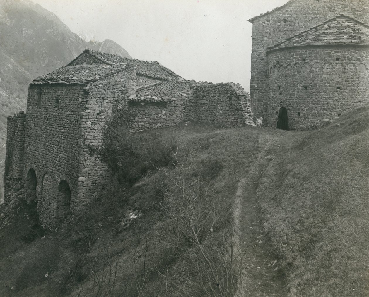 Abadía de San Pietro al Monte, Civate, Lombardía, Italia, fotografía de Ugo Monneret de Villard, hacia 1910. de Ugo Monneret de Villard