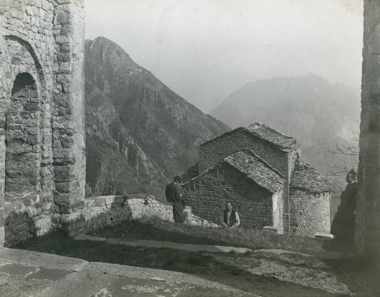 Abadía de San Pietro al Monte, Civate, Lombardía, Italia, fotografía de Ugo Monneret de Villard, hacia 1910. de Ugo Monneret de Villard
