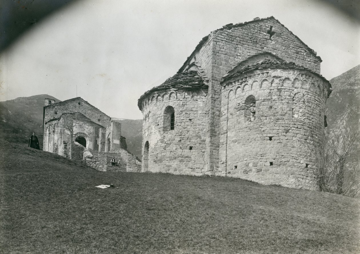 Ábside de la abadía de San Pietro al Monte, Civate, Lombardía, Italia, fotografía de Ugo Monneret de Villard, hacia 1910. de Ugo Monneret de Villard