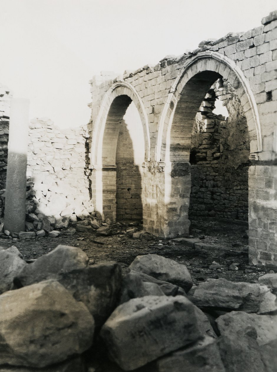 Columna y arcos, interior de basílica cristiana dedicada a la Virgen María, Qasr Ibrim, Egipto, fotografía de Ugo Monneret de Villard. de Ugo Monneret de Villard