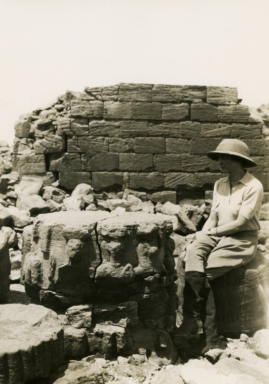 Base de columna decorada con figuras divinas, Gran Recinto, Musawwarat es Sufra, Sudán, fotografía de Ugo Monneret de Villard. de Ugo Monneret de Villard